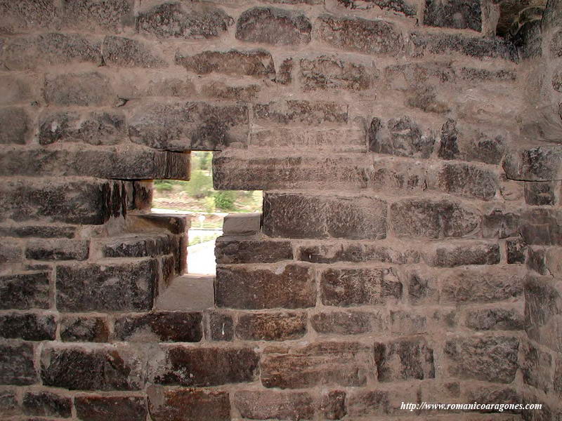 VENTANAL CRUCIFORME EN LIENZO NORTE DE LA TORRE